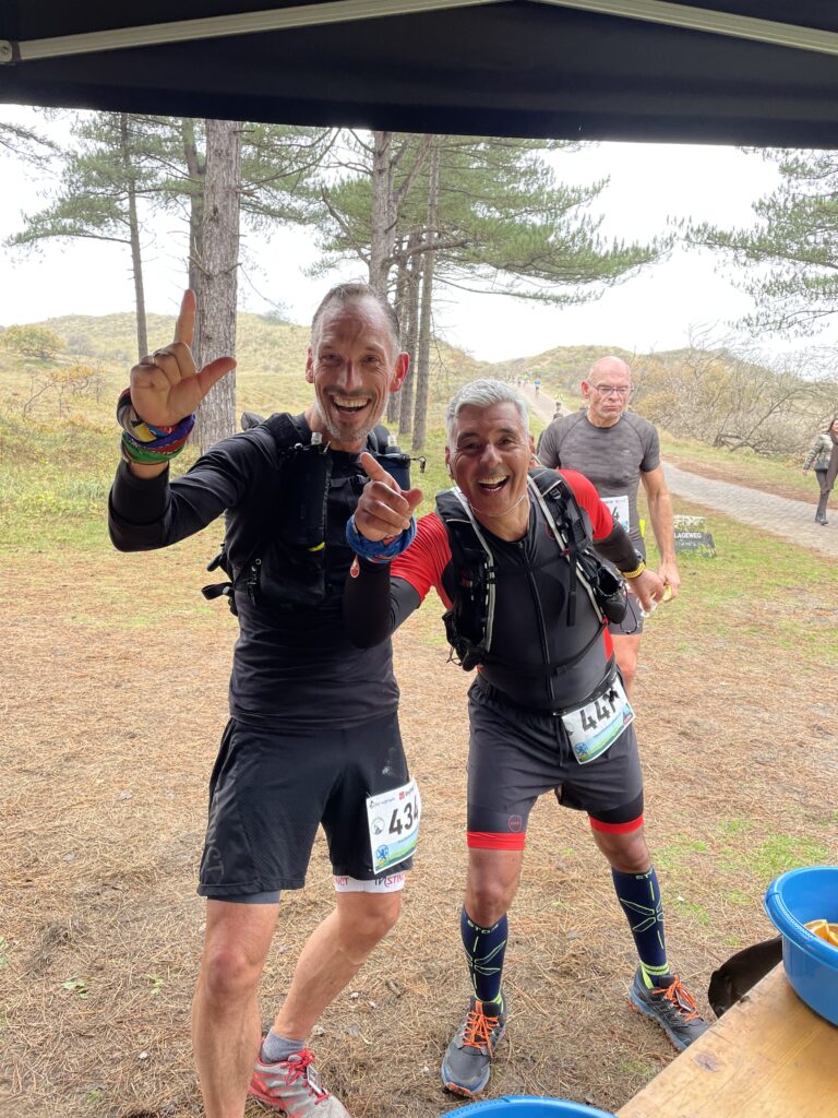 Bij een verzorgingspost met Moma tijdens de Graef Castricum Trail