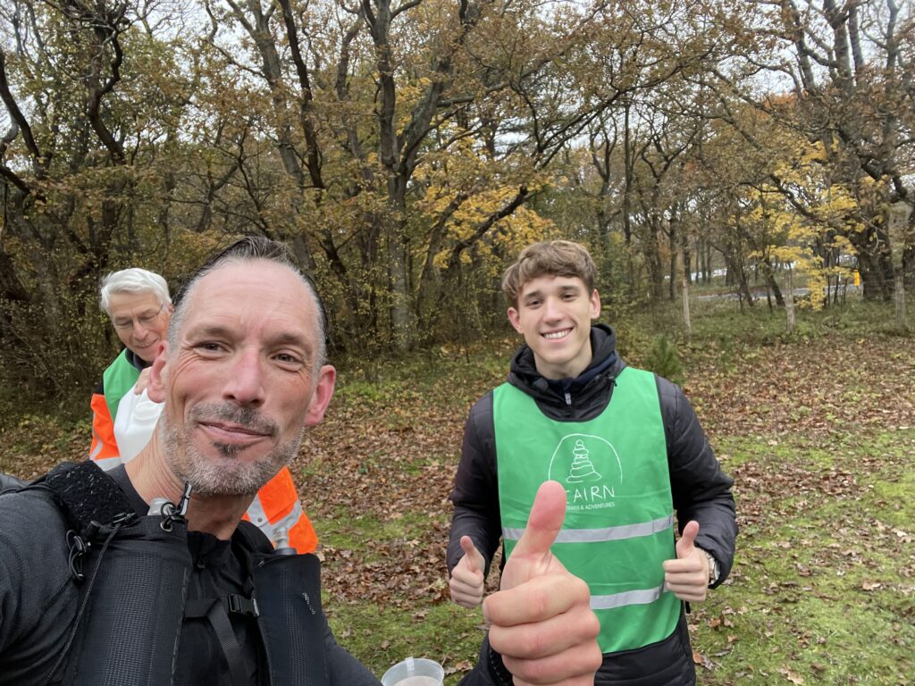 Met Simon bij een verzorgingspost tijdens de Graef Castricum Trail