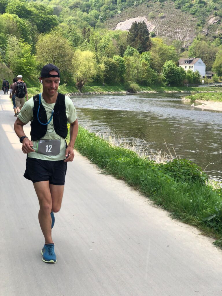 Jesper Palm onderweg tijdens zijn eerste 100 kilometer hardloopwedstrijd